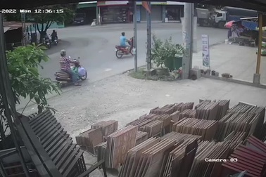 Xe chở phạm va chạm xe tải, 3 người bị thương