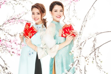 Cặp song sinh Bảo Anh – Bảo Trân xinh đẹp đón Tết