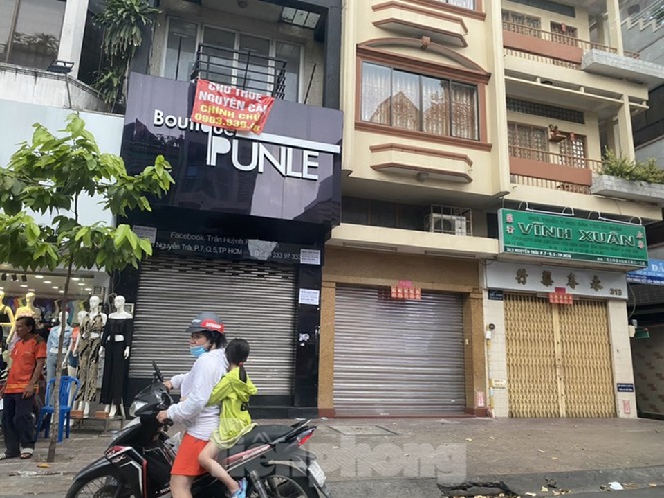 Nhà phố tiền tỷ thi nhau đóng cửa, treo biển cho thuê ở trung tâm Sài Gòn - 5 Nhà phố tiền tỷ thi nhau đóng cửa, treo biển cho thuê ở trung tâm Sài Gòn - 5