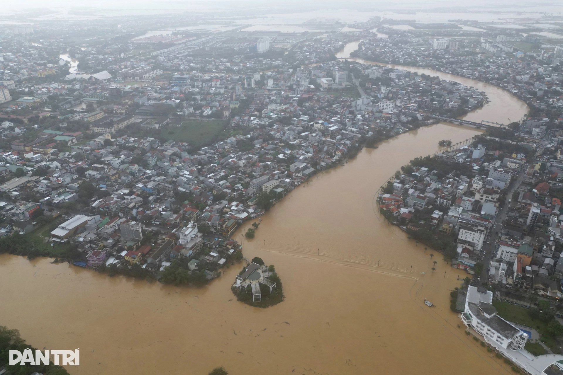 Nhiều ngôi làng ở Huế lại bị nước lũ nhấn chìm - 10 Nhiều ngôi làng ở Huế lại bị nước lũ nhấn chìm - 10