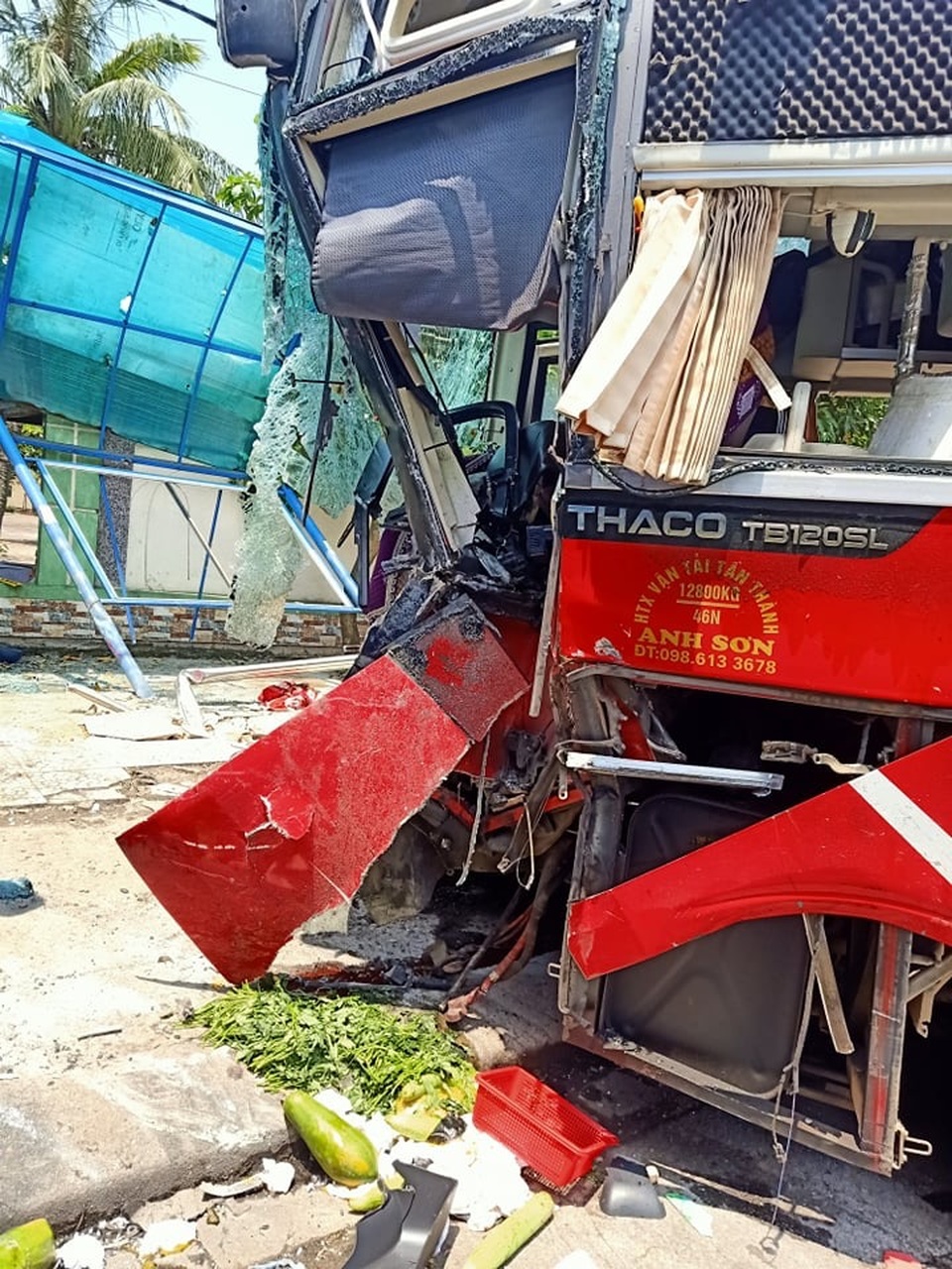 Xe khách và xe container đấu đầu, một cựu giáo viên tử vong - 3 Xe khách và xe container đấu đầu, một cựu giáo viên tử vong - 3