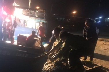 Bộ đội biên phòng lai dắt 2 tàu cá mắc cạn vào bờ neo đậu an toàn