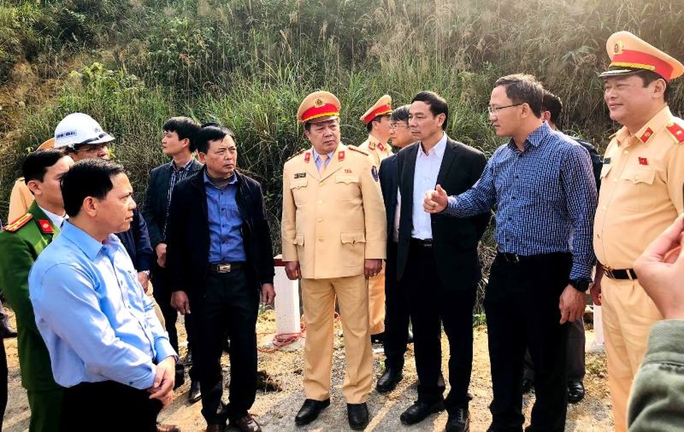 Phó Thủ tướng yêu cầu điều tra nguyên nhân vụ tai nạn 7 người chết - 3 Phó Thủ tướng yêu cầu điều tra nguyên nhân vụ tai nạn 7 người chết - 3