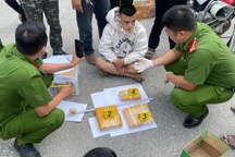 Hải quan phối hợp bắt giữ 2 gen Z vận chuyển 30.000 viên ma túy