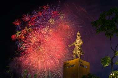 Pháo hoa bay ngợp trời TPHCM mừng 48 năm thống nhất đất nước