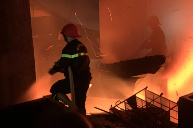 Hàng chục ki-ốt chợ Buôn Hồ bị bà hỏa thiêu rụi trong đêm