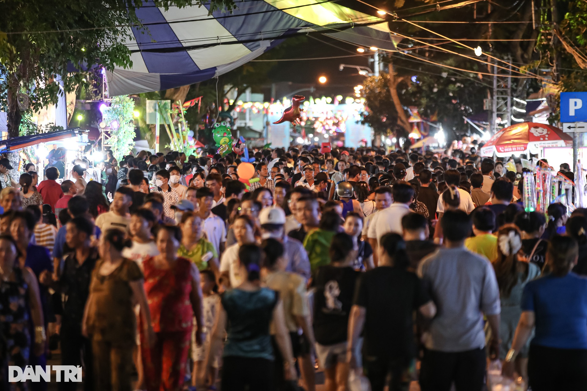 Hàng nghìn người dân đổ về bãi biển Cần Giờ xem thả hoa đăng - 11 Hàng nghìn người dân đổ về bãi biển Cần Giờ xem thả hoa đăng - 11