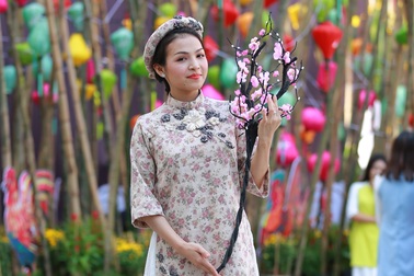 Chiêm ngưỡng vẻ đẹp lai của “bạn gái tin đồn” Phúc Lâm