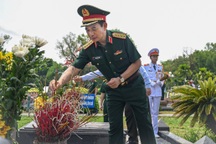 Bộ trưởng Quốc phòng Phan Văn Giang dâng hương tri ân liệt sỹ Điện Biên