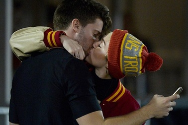 Miley Cyrus "khóa môi" bạn trai mới 