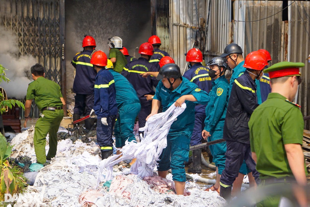 Cháy kho chứa vải giữa khu dân cư ở Đà Nẵng - 2