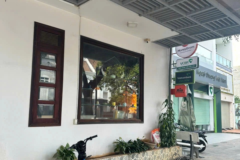 Những người hùng đập cửa xông vào đám cháy cứu 2 cháu nhỏ đang ngủ - 1 Những người hùng đập cửa xông vào đám cháy cứu 2 cháu nhỏ đang ngủ - 1