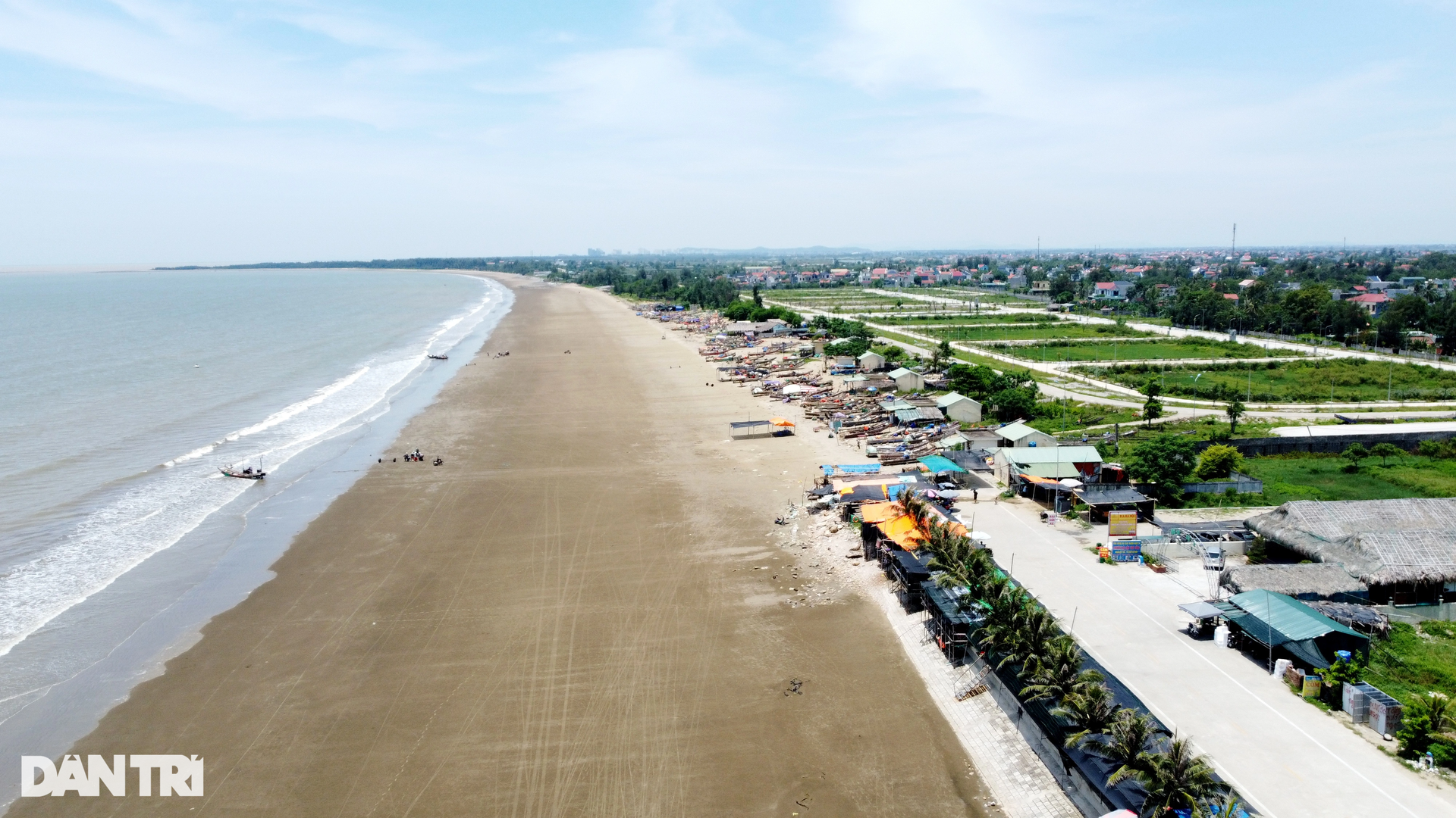 Thiếu chỗ tắm cho người dân và du khách trên bãi biển dài nhất phía Bắc - 12 Thiếu chỗ tắm cho người dân và du khách trên bãi biển dài nhất phía Bắc - 12