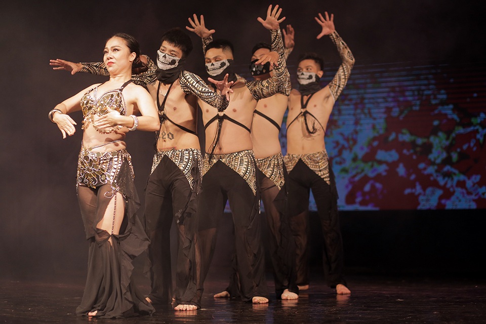 Ngắm đường cong quyến rũ của các vũ công bellydance - 5 Ngắm đường cong quyến rũ của các vũ công bellydance - 5