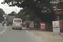 Hình ảnh tai nạn kinh hoàng do xe máy vượt ẩu