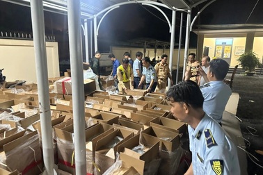 Chặn bắt xe tải chở 120.000 bao thuốc lá lậu ở TPHCM