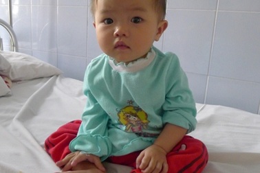 Bé 1 tuổi nguy nan vì thiếu 50 triệu đồng để phẫu thuật