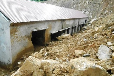 Mưa bão, nhà ở giáo viên mới xây xong đã bị đất, đá vùi lấp