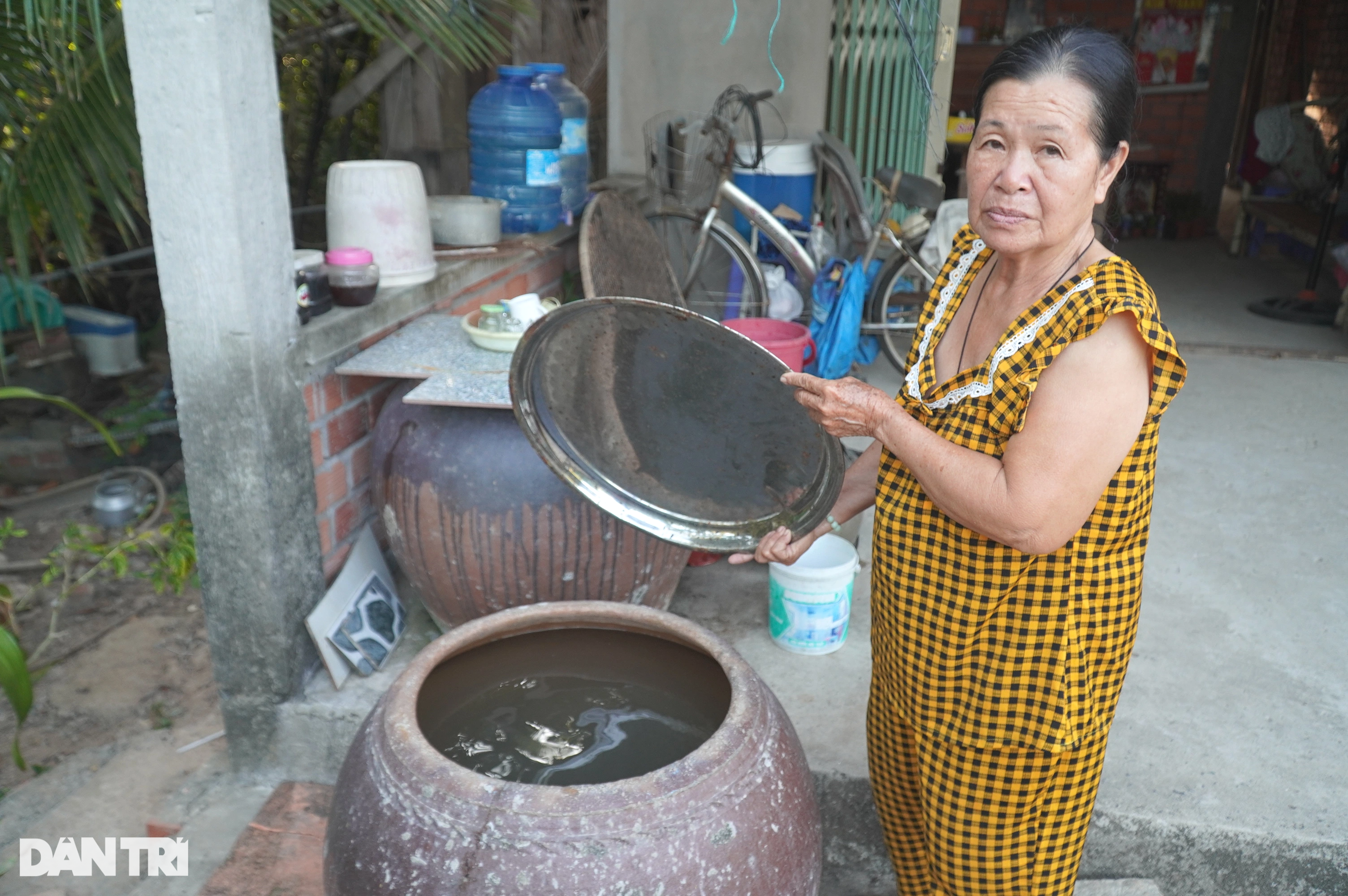 Hạn mặn khắc nghiệt, người dân sống giữa sông Tiền vẫn khát thèm nước ngọt - 7