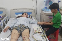 Thương cảnh nam sinh lớp 7 thay bố chăm mẹ liệt nửa người ở viện