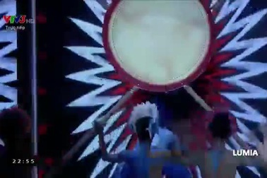 Jennifer Phạm trổ tài ca hát