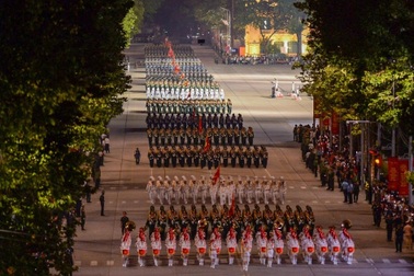 Các khối diễu binh trùng trùng như sóng trong buổi tổng hợp luyện ở Ba Đình