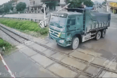 Tài xế ô tô tông gãy barie đường sắt bị phạt 11 triệu đồng