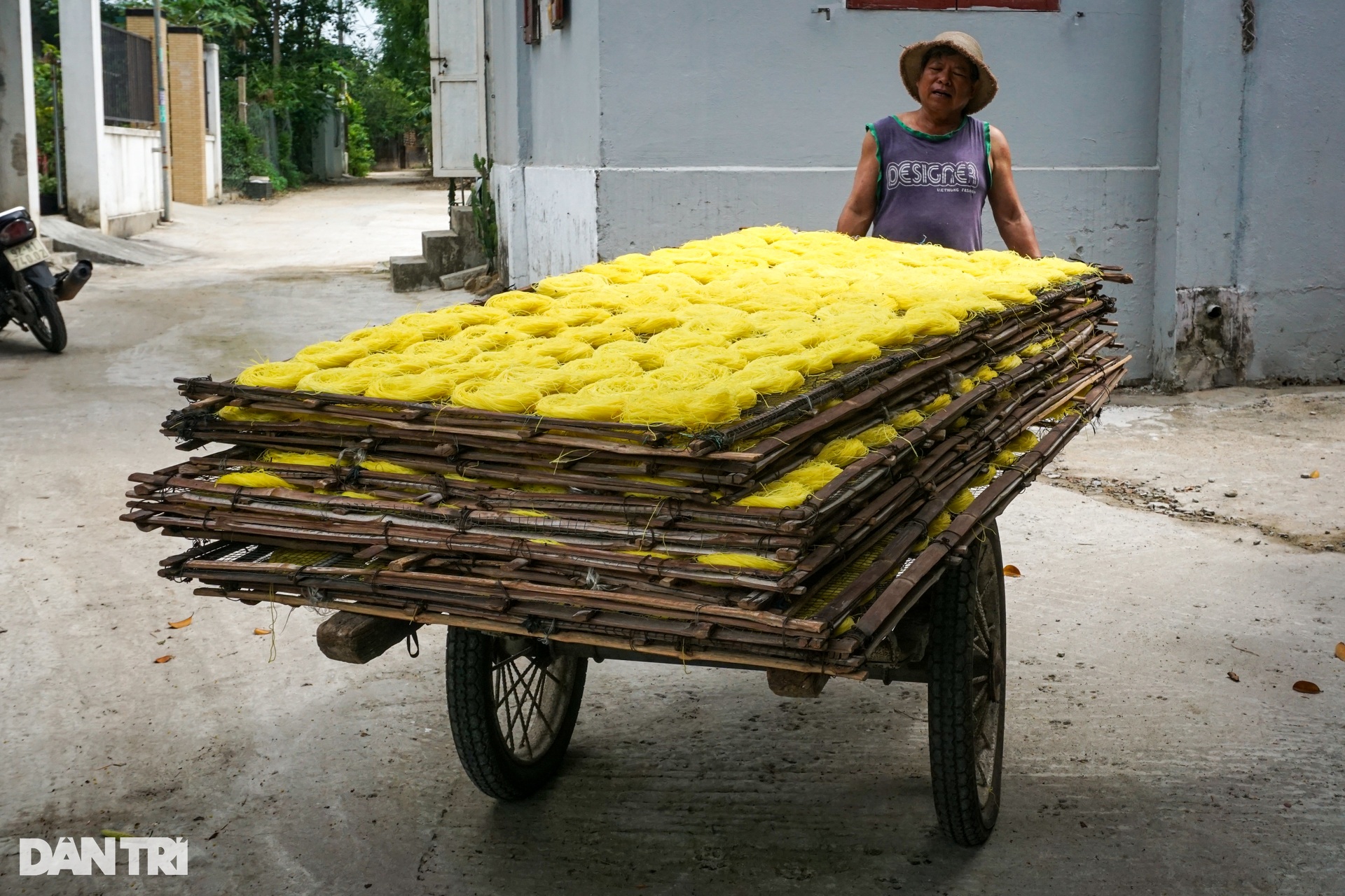 Nghề cày ngày cày đêm, ép hạt gạo nhả ra sợi vàng - 1