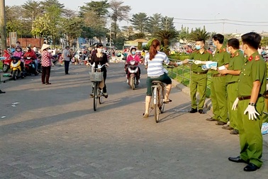 Công an phát miễn phí khẩu trang cho gần 30.000 công nhân