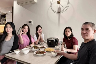 Hoa hậu Phương Oanh sau đăng quang: Chỉ về nhà 2 ngày, hé lộ chị sinh đôi - 9