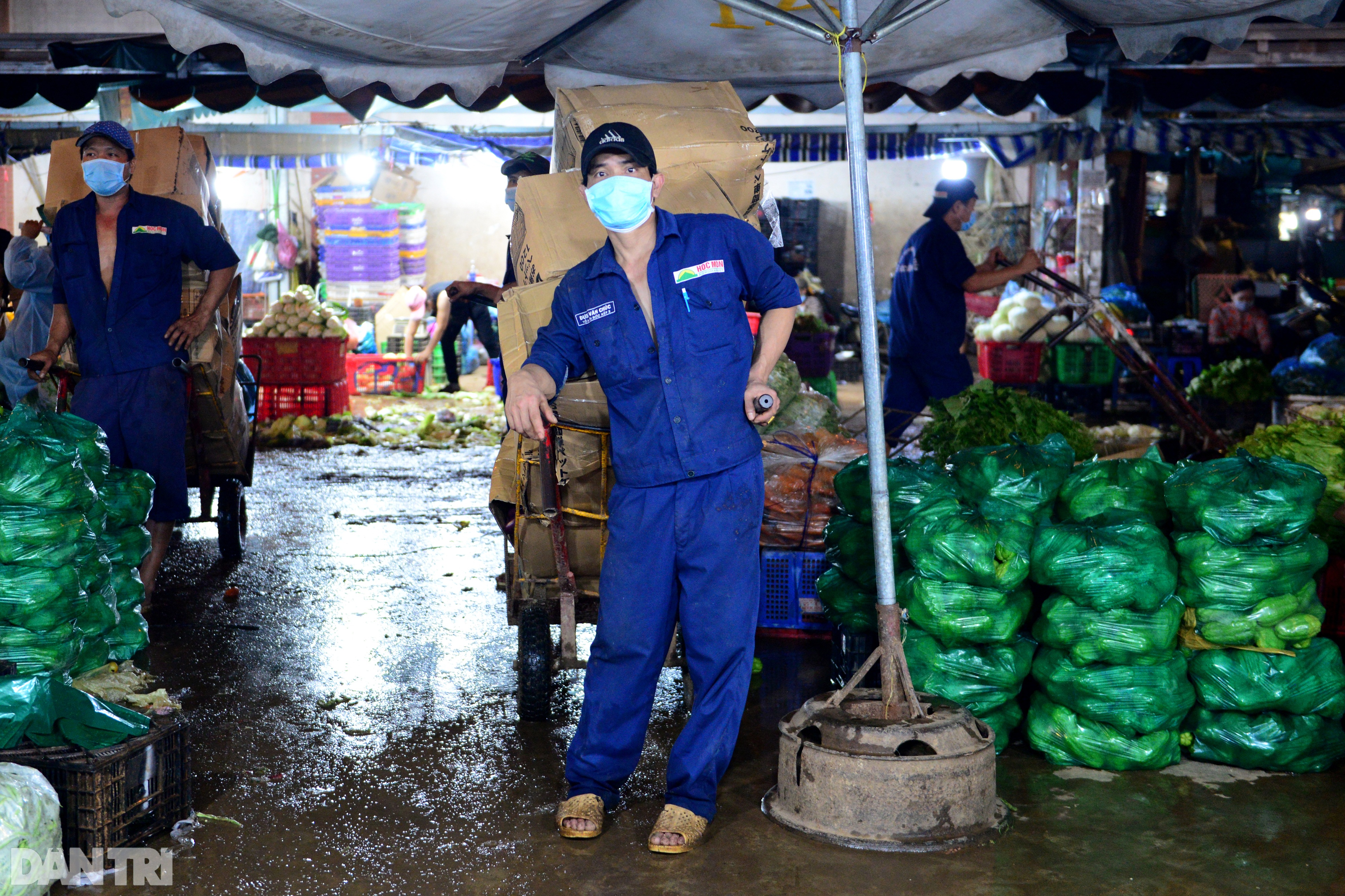 Tiểu thương kẹt hàng chục tấn rau củ khi chợ Hóc Môn bất ngờ đóng cửa - 6 Tiểu thương kẹt hàng chục tấn rau củ khi chợ Hóc Môn bất ngờ đóng cửa - 6