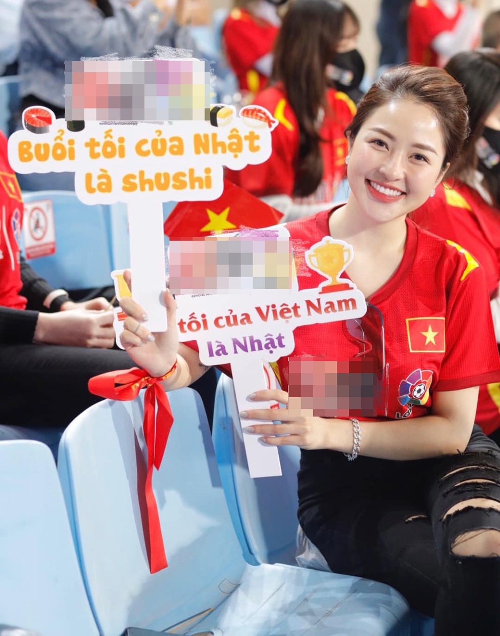 Hot girl thị phi Trâm Anh mượn cớ cổ vũ đội tuyển để quảng cáo cá độ - 1 Hot girl thị phi Trâm Anh mượn cớ cổ vũ đội tuyển để quảng cáo cá độ - 1