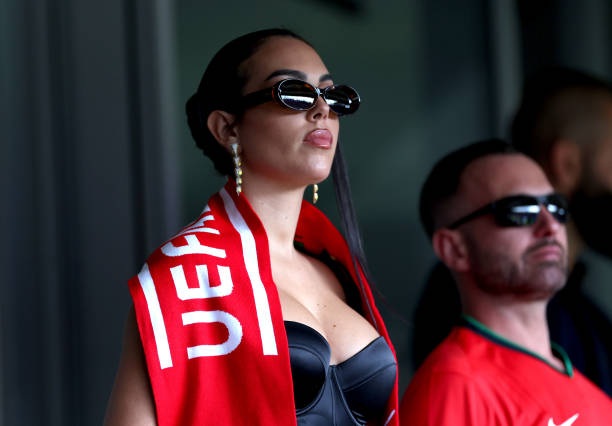 View - Bạn gái nóng bỏng của C.Ronaldo gây sốt trên khán đài | Báo Dân trí