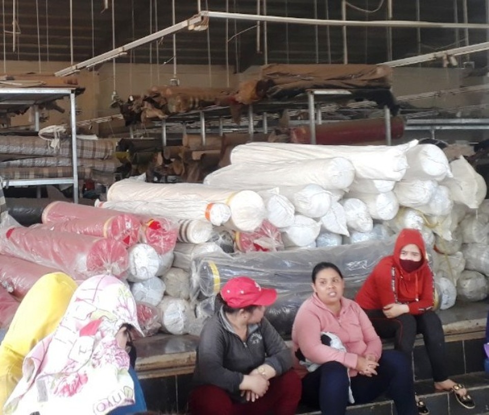 Nhà máy nệm bốc cháy dữ dội giữa trưa nắng - 4 Nhà máy nệm bốc cháy dữ dội giữa trưa nắng - 4