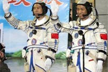 Trung Quốc: Tàu vũ trụ Thần Châu VI cất cánh thành công