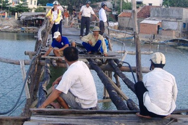 Sập cầu, 12 người rơi xuống nước