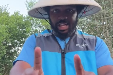 Bật cười trước cái kết của anh Tây đội nón lá Việt Nam sau thời gian dài