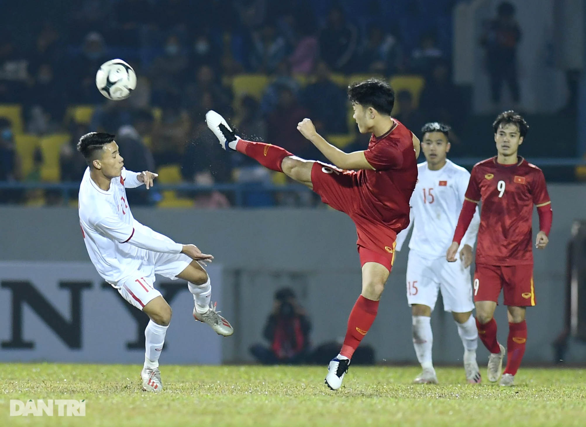 Văn Quyết ghi điểm trong chiến thắng của tuyển Việt Nam trước đàn em U22 - 15 Văn Quyết ghi điểm trong chiến thắng của tuyển Việt Nam trước đàn em U22 - 15