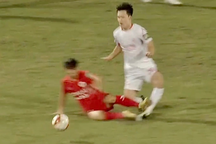 Cận cảnh pha vào bóng nguy hiểm khiến Hoàng Đức chấn thương