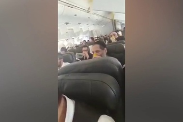 Máy bay gặp sự cố bất ngờ, hành khách đeo mặt nạ dưỡng khí nắm tay cầu nguyện