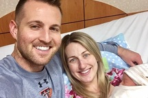 Nữ bác sĩ bất ngờ chuyển dạ trong lúc đỡ đẻ cho bệnh nhân