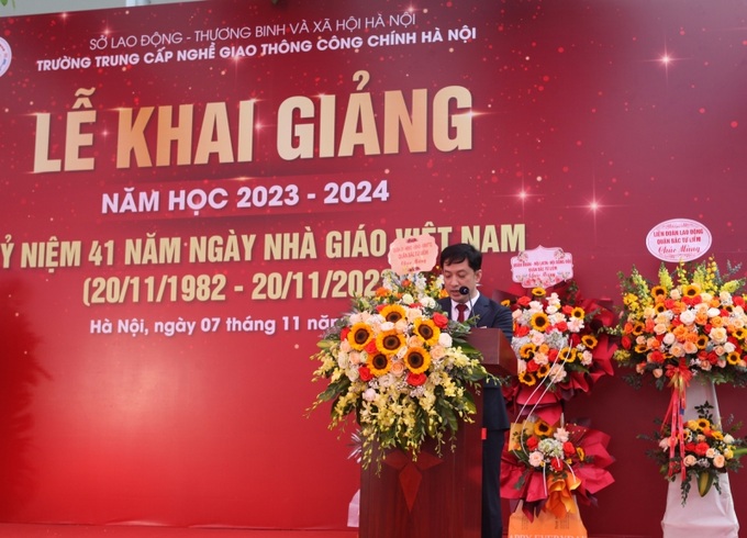 Ông Trần Việt Hùng, Hiệu trường nhà trường phát biểu tại buổi lễ 