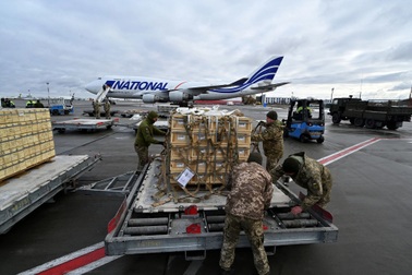 Mỹ bất ngờ đình chỉ viện trợ cho Ukraine