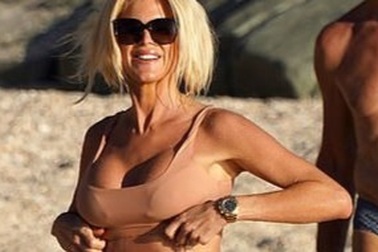 Cựu hoa hậu Thụy Điển vẫn gợi cảm ở tuổi 45
