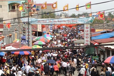Chợ Viềng ken đặc người đi “mua may bán rủi”