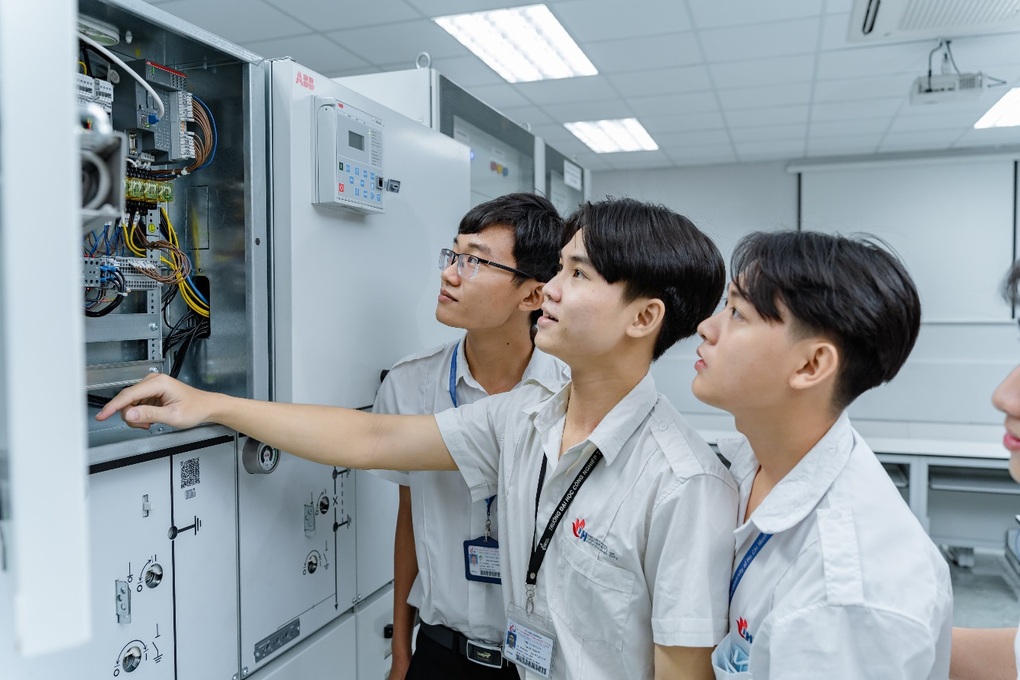 Đại học Công nghiệp TPHCM đầu tư phòng thí nghiệm trọng điểm Smart Grids của ABB - 2 Đại học Công nghiệp TPHCM đầu tư phòng thí nghiệm trọng điểm Smart Grids của ABB - 2