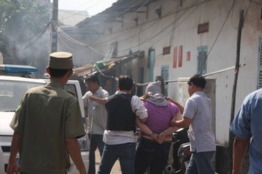 Vụ khống chế con tin: Nạn nhân tự nguyện ở cùng hung thủ