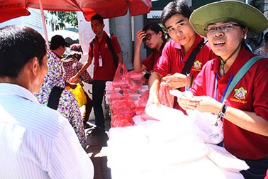 Bữa cơm chay miễn phí ấm lòng sĩ tử