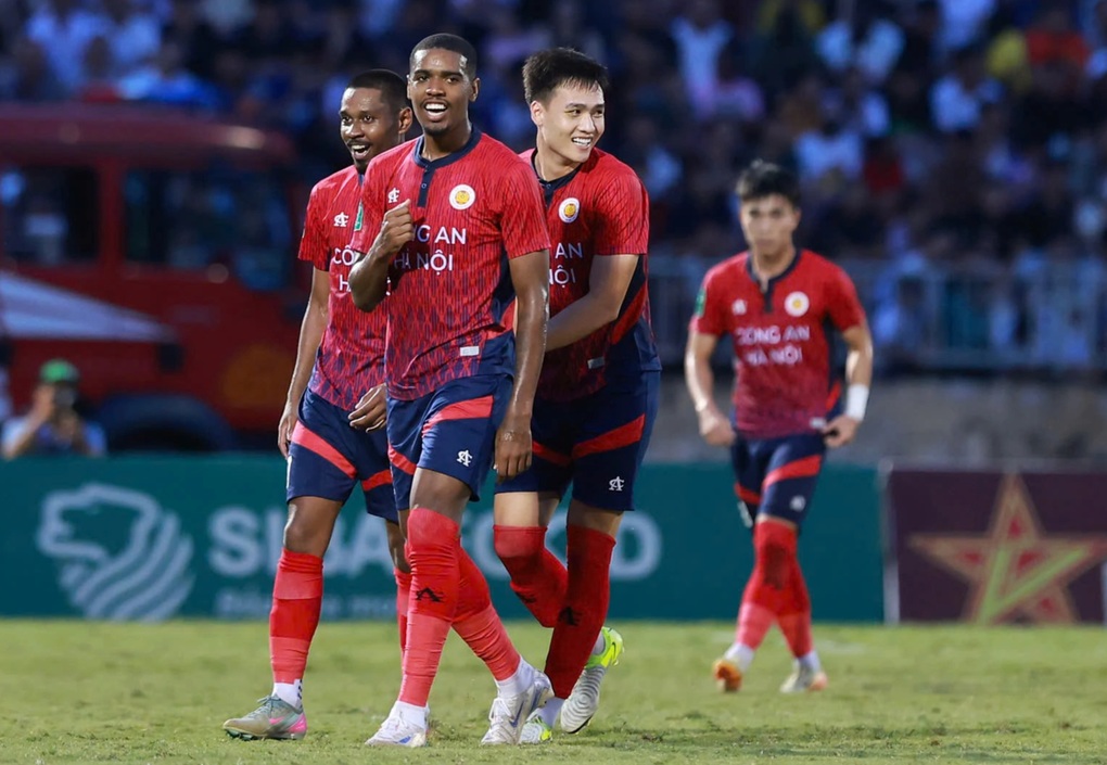 Đánh bại SL Nghệ An 5-0, CLB Công an Hà Nội đoạt Cúp Quốc gia - 2 Đánh bại SL Nghệ An 5-0, CLB Công an Hà Nội đoạt Cúp Quốc gia - 2