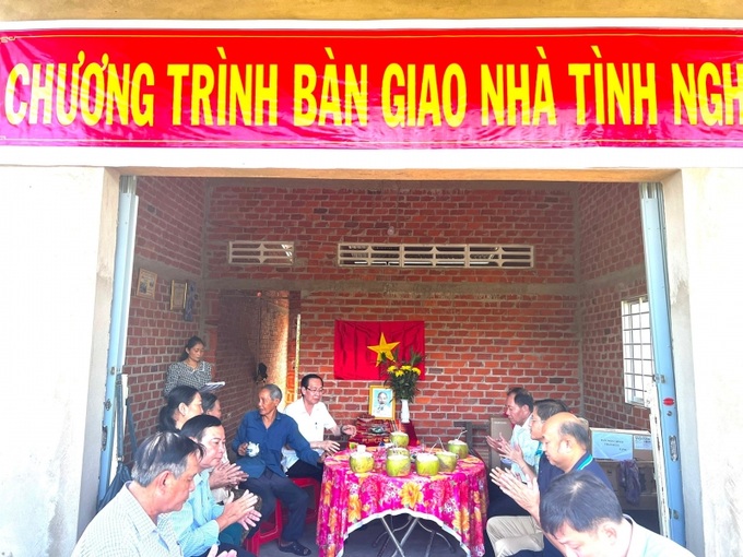Bàn giao nhà tình nghĩa cho gia đình có công với cách mạng.